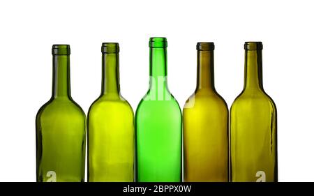 Close up Gruppe von fünf leere gewaschen grünes Glas Wein Flaschen in einer Reihe auf weißem Hintergrund, Low Angle Seitenansicht Stockfoto