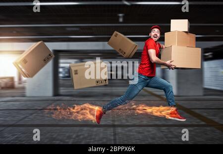 Kurier mit feurigen Füßen hat eine Menge Boxen zur Lieferung. Emotionaler Ausdruck. Stockfoto