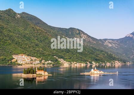 Unsere Liebe Frau von den Felsen und Saint George Inseln von Sapri, Montenegro gesehen Stockfoto