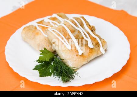 Stapel Pfannkuchen mit Füllung auf einer weißen Platte Stockfoto