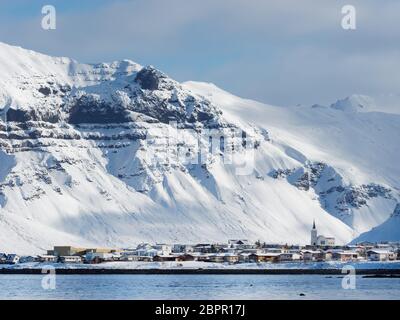 Grundarfjordur kleine Küstenstadt auf der Halbinsel Snæfellsnes Nordseite, Island, mit schneebedeckten Bergen im Hintergrund. Stockfoto