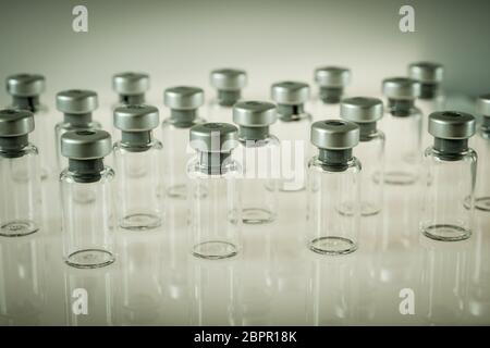 Gruppe von Impfstoff Glasflaschen auf grauem Hintergrund Stockfoto