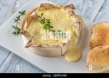 Gebackener Camembert mit gerösteten Brotscheiben Stockfoto