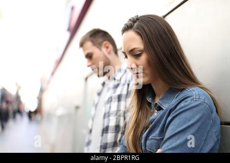 Traurig, Paare oder Freunde beschweren sich gegenseitig ignorieren auf der Straße Stockfoto