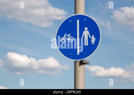 Fahrradstraße mit Fußgängern geteilt Schild gegen klaren blauen Himmel Stockfoto