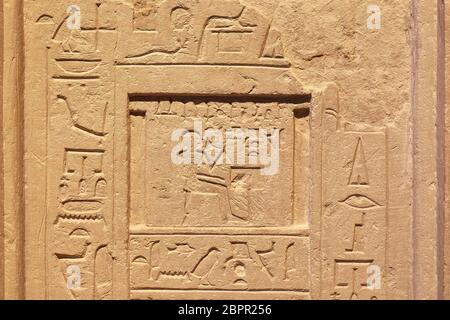 Ägypter Hieroglyphen in Sandstein gehauen Stockfoto