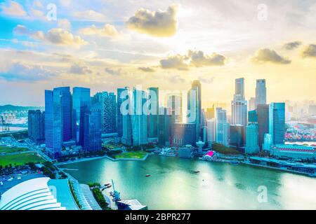 Singapore Downtown Core Luftaufnahme von Marina Bay im Sonnenuntergang mit Wolken Stockfoto