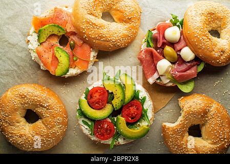 Bagel Sandwich mit Avocado, Lachs, Schinken und Käse mozzareela. Gesundes Essen. Stockfoto