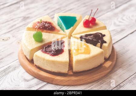 Stück Käsekuchen mit verschiedenen Toppings Stockfoto