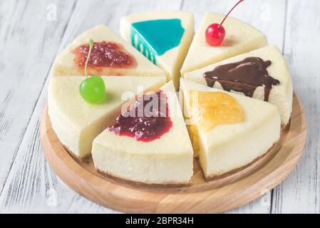 Stück Käsekuchen mit verschiedenen Toppings Stockfoto