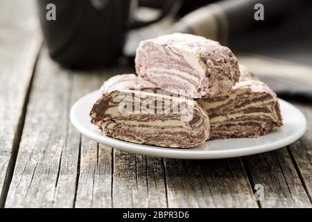 Süße halva Dessert Schichten mit Kakao an der Platte. Stockfoto