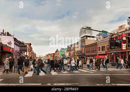 Bars, Restaurants und Honkytonks am Lower Broadway in Nashville, Tennessee, sind voller Aktivitäten. Stockfoto