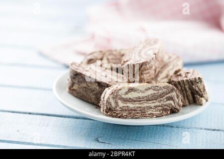 Süße halva Dessert Schichten mit Kakao an der Platte. Stockfoto