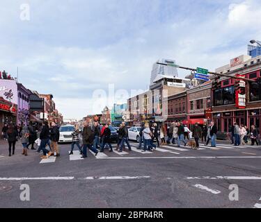 Bars, Restaurants und Honkytonks am Lower Broadway in Nashville, Tennessee, sind voller Aktivitäten. Stockfoto