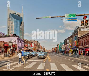 Bars, Restaurants und Honkytonks am Lower Broadway in Nashville, Tennessee, sind voller Aktivitäten. Stockfoto