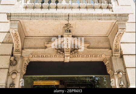 Detail der architektonische Elemente auf einer Fassade eines Gebäudes in der Innenstadt von Lissabon, Portugal. Stockfoto