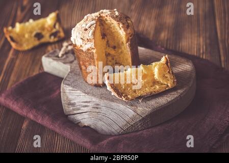 Veneziana - italienische Weihnachtskuchen auf einem Holzbrett Stockfoto