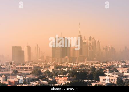 MUMBAI, INDIEN - 25. Februar: Das Gateway of India, Sky line Blick auf Mumbai Stadt Schuß im Licht klarer Himmel an einem sonnigen Tag. Stockfoto