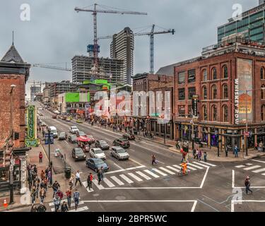 Bars, Restaurants und Honkytonks am Lower Broadway in Nashville, Tennessee, sind voller Aktivitäten. Stockfoto