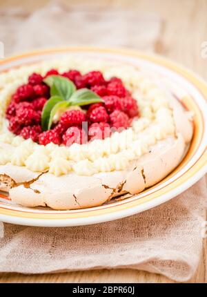 Pavlova Baiser mit Himbeeren Stockfoto