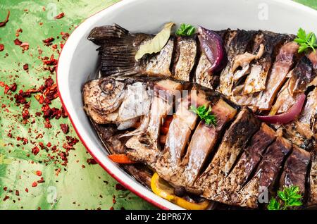 Gegrillter Fisch mit Zitrusfrüchten, Kräuter und Gewürze in gebackenen Fisch geladen. Meeresfrüchte Konzept Stockfoto