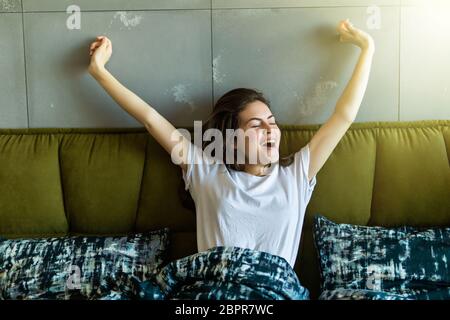 Ziemlich glücklich Aufwachen am Morgen und Stretching Stockfoto