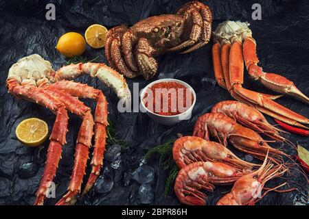 Satz von Meeresfrüchte: Roter und schwarzer Kaviar, Glied der haarige Krabbe, Glied der Seespinne, fernöstlichen Kamtschatka Krabbe Stockfoto