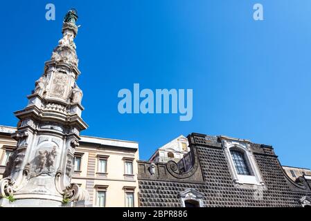 Obelisk und Kirche im Neuen Jesus Plaza in Neapel, Italien Stockfoto