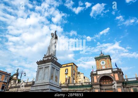 Statue von Dante Alighieri mit historischer Architektur in Piazza Dante in Neapel, Italien Stockfoto