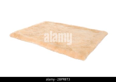 Beigefarbener, pelzfarbener Teppich. Isoliert auf weiß Stockfoto