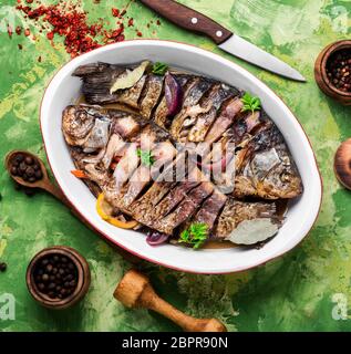 Gegrillter Fisch mit Zitrusfrüchten, Kräuter und Gewürze in gebackenen Fisch geladen Stockfoto