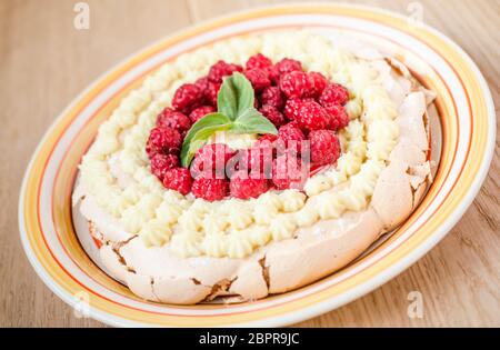 Pavlova Baiser mit Himbeeren Stockfoto