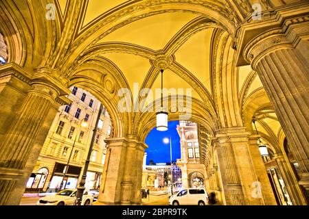 Wiener Staatsoper Arkaden und am Abend Blick auf die Straße, der Hauptstadt von Österreich Stockfoto