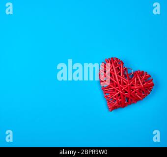 Wicker rotes Herz auf einem blauen Hintergrund, kopieren Raum Stockfoto