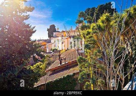 Dächer und auf dem Friedhof von Menton Sonne Haze, Stadt im südlichen Frankreich Stockfoto