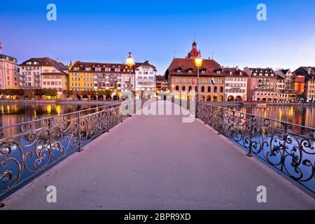 Luzern Dämmerung Blick auf berühmte Sehenswürdigkeiten und Reuss, Zentralschweiz Stockfoto