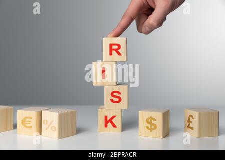 Hand halten Holzwürfel mit Gefahr Wort. Risk Management Konzept. Stockfoto