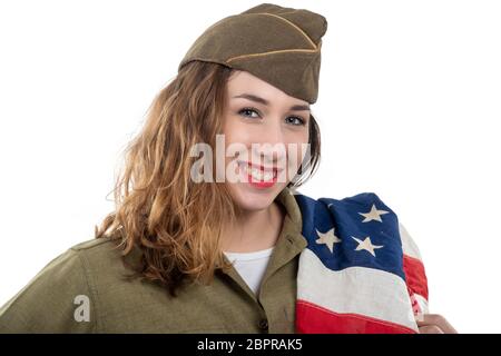 Hübsche junge Frau in ww2 Einheitliche uns mit amerikanischer Flagge Stockfoto