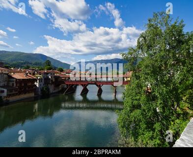 Eine alte Holzbrücke über den Fluss Brenta in der Stadt Bassano del Grappa Stockfoto