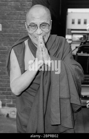 Seine Heiligkeit der Dalai Lama Ankunft am Flughafen Heathrow in London im April 1988. Stockfoto