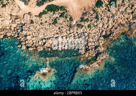 Meer Luftaufnahme von oben, erstaunliche mediterrane Natur Hintergrund. Wilde felsige Berge und azurblaues klares Wasser, Drohnenschuss. Stockfoto