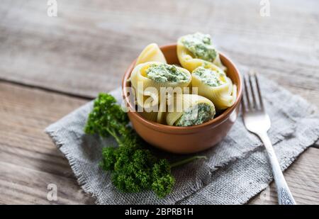 Gefüllte lumaconi mit Käse Stockfoto