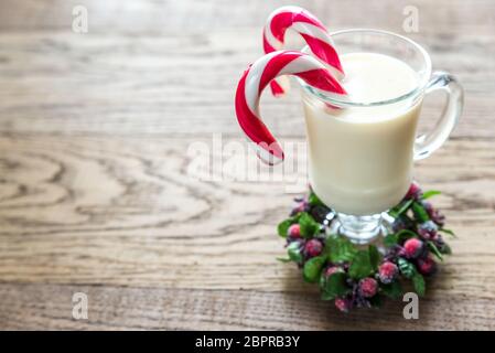 Ein Gläschen Eierlikör mit Mince Pies Stockfoto