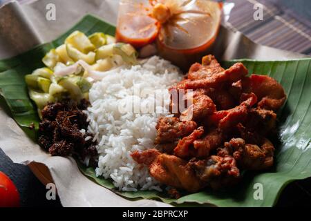 Nasi kukus Ayam berempah, beliebten traditionellen malaysischen lokalen Essen. Stockfoto