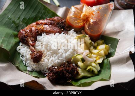 Nasi Lemak kukus mit Huhn, beliebten traditionellen malaysischen lokalen Essen. Stockfoto