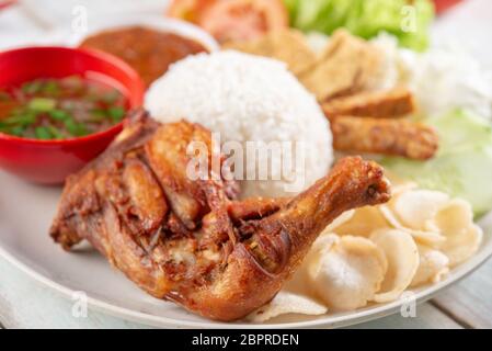 Nasi Lemak kukus mit gebratenen Drumstick, beliebten traditionellen malaysischen lokalen Essen. Stockfoto