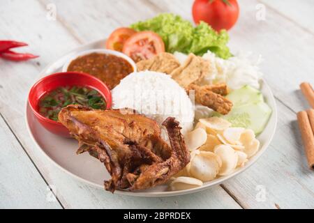 Nasi Lemak kukus mit gebratenen Hähnchen, beliebten traditionellen malaysischen lokalen Essen. Stockfoto