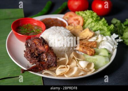 Nasi Lemak kukus mit Wachtel Fleisch, beliebten traditionellen malaysischen lokalen Essen. Stockfoto