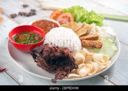 Nasi Lemak kukus mit Wachtel Fleisch, beliebten traditionellen malaysischen lokalen Essen. Stockfoto