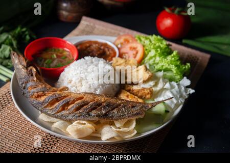 Gebratener Wels Reis mit Sambal, beliebte traditionelle malaysische und indonesische Gerichte. Stockfoto